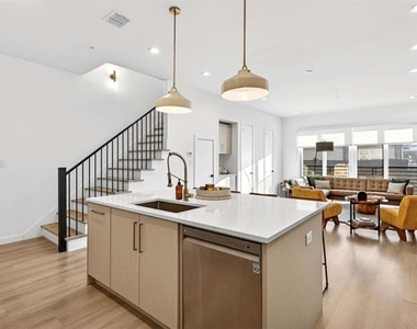 419 W 9th Street - Photo Thumbnail 7