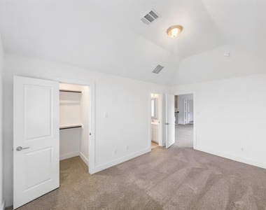 1019 Modesto Drive - Photo Thumbnail 8