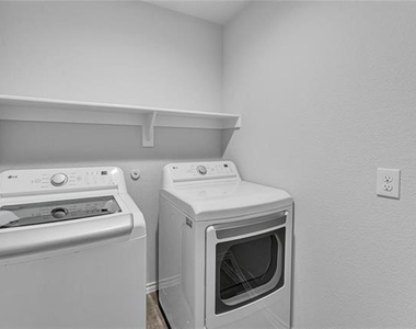 708 Basteen Lane - Photo Thumbnail 15