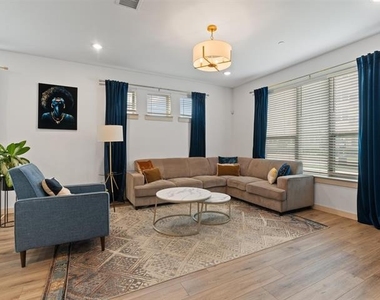 607 Arapaho Drive - Photo Thumbnail 5