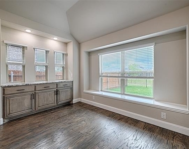 521 Livia Street - Photo Thumbnail 8