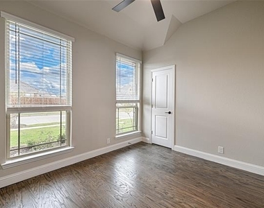 521 Livia Street - Photo Thumbnail 2