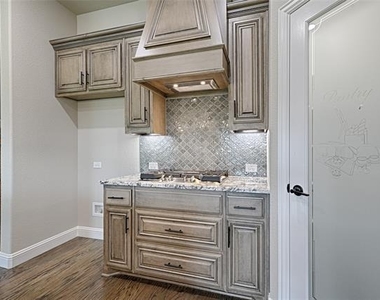 521 Livia Street - Photo Thumbnail 7