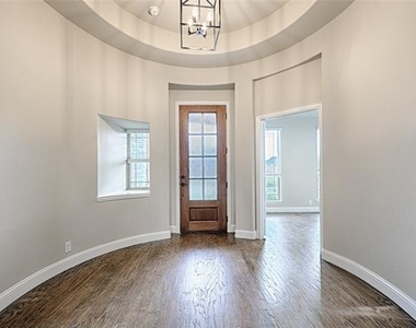 521 Livia Street - Photo Thumbnail 1