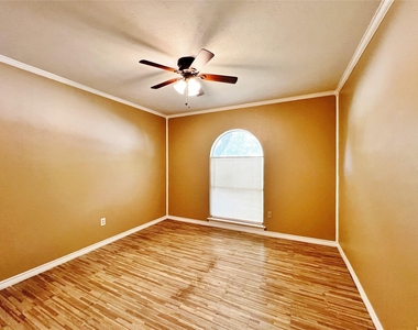 221 Connie Drive - Photo Thumbnail 14