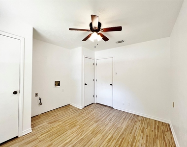 221 Connie Drive - Photo Thumbnail 10