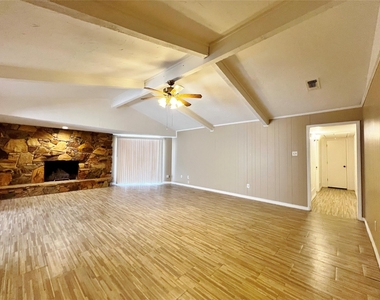 221 Connie Drive - Photo Thumbnail 3