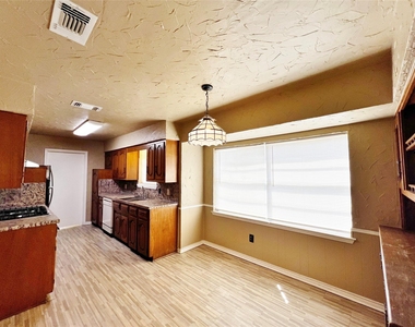221 Connie Drive - Photo Thumbnail 8