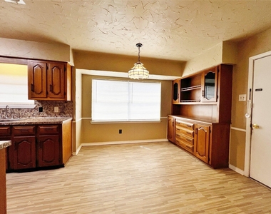 221 Connie Drive - Photo Thumbnail 6