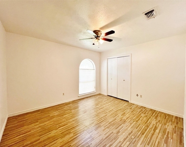 221 Connie Drive - Photo Thumbnail 11