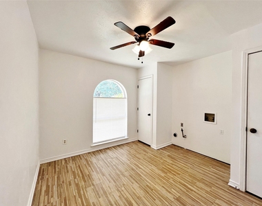 221 Connie Drive - Photo Thumbnail 9