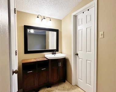 221 Connie Drive - Photo Thumbnail 17