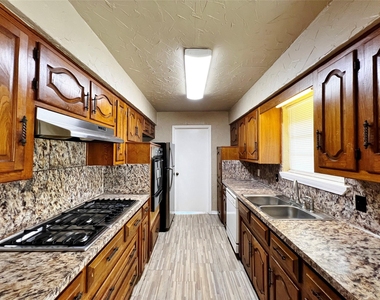 221 Connie Drive - Photo Thumbnail 7