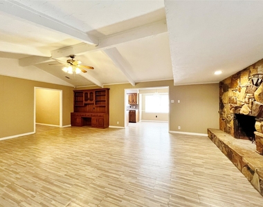 221 Connie Drive - Photo Thumbnail 5