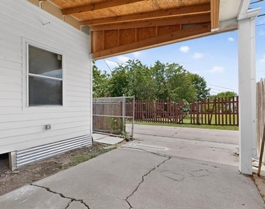 1305-a Nw 14th Street - Photo Thumbnail 4