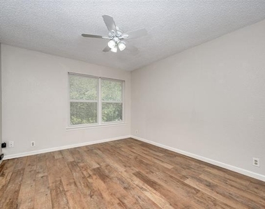 604 Meadow View Court - Photo Thumbnail 7