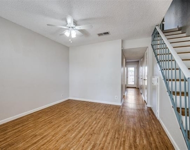 604 Meadow View Court - Photo Thumbnail 3