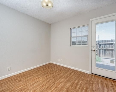 604 Meadow View Court - Photo Thumbnail 4