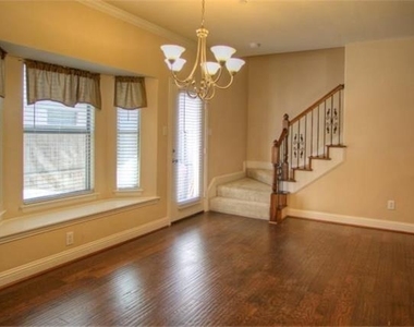 1913 Desoto Drive - Photo Thumbnail 5