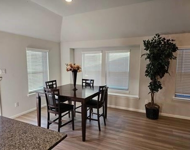 308 N Crescent Avenue N - Photo Thumbnail 4