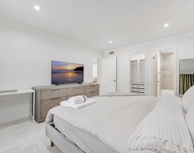 138 S Cypress Road - Photo Thumbnail 10