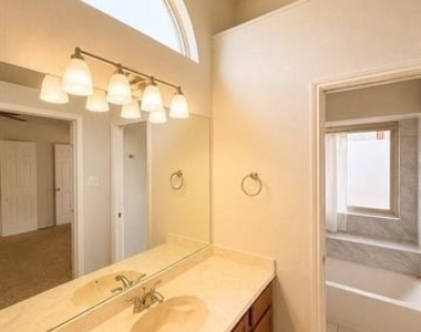 4806 Shadyway Drive - Photo Thumbnail 9