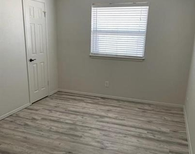 2729 Hurstview Drive - Photo Thumbnail 13