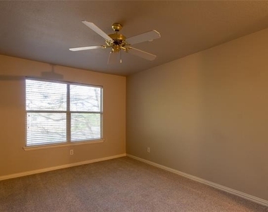 10008 Dryden Lane - Photo Thumbnail 15