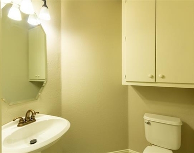 10008 Dryden Lane - Photo Thumbnail 5