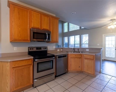 10008 Dryden Lane - Photo Thumbnail 8