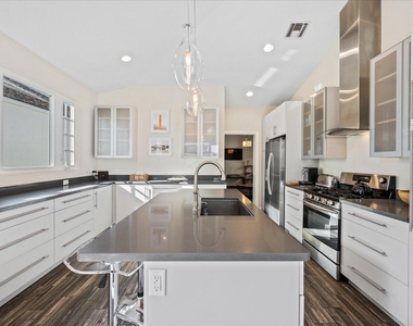2466 Muir Circle - Photo Thumbnail 11