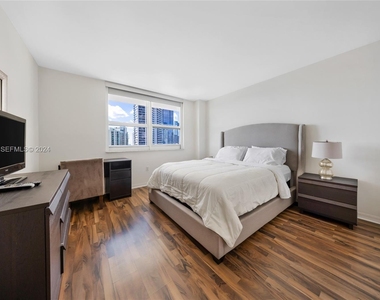 1155 Brickell Bay Drive - Photo Thumbnail 15
