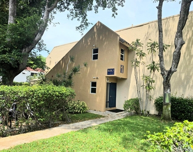 959 Se 2nd Avenue - Photo Thumbnail 2