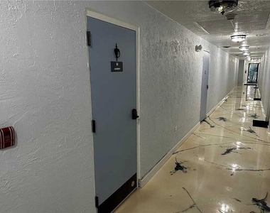 105 S Riverside Drive - Photo Thumbnail 13