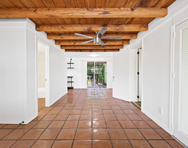 2020 Ne 4th Avenue - Photo Thumbnail 3