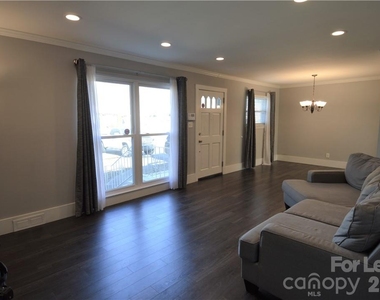 1020 Montford Drive - Photo Thumbnail 7
