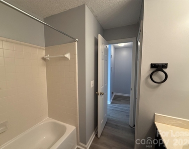 726 Southwest Drive - Photo Thumbnail 11