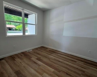 1143 12th Street Drive Sw - Photo Thumbnail 5