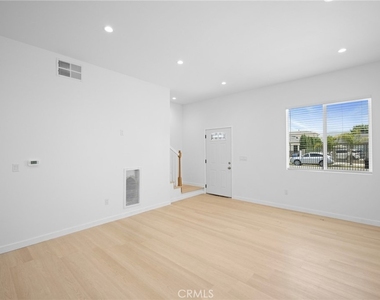 7247 Cleon Avenue - Photo Thumbnail 3
