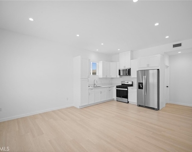 7247 Cleon Avenue - Photo Thumbnail 4