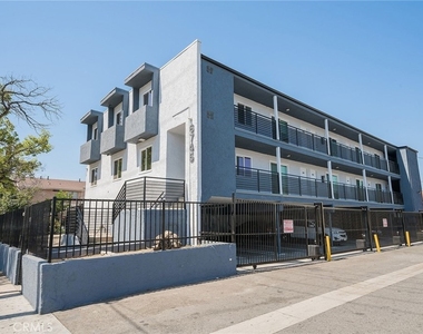 6745 Laurel Canyon - Photo Thumbnail 4