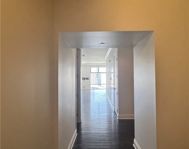 801 S Grand - Photo Thumbnail 3