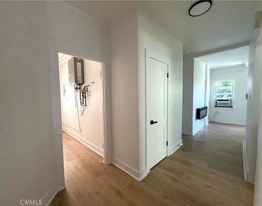 1557 W 36th Place - Photo Thumbnail 3