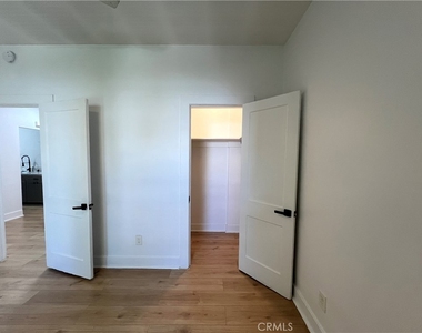 1557 W 36th Place - Photo Thumbnail 17