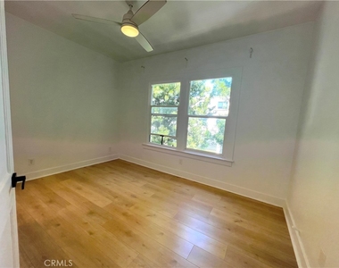 1557 W 36th Place - Photo Thumbnail 15
