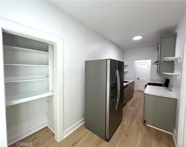 1557 W 36th Place - Photo Thumbnail 6