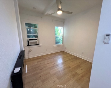 1557 W 36th Place - Photo Thumbnail 13