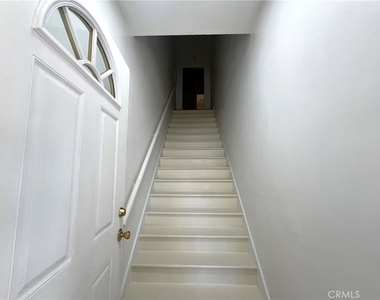 1557 W 36th Place - Photo Thumbnail 2