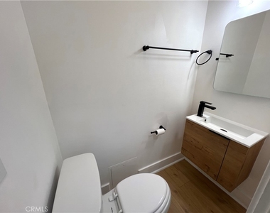 1557 W 36th Place - Photo Thumbnail 12