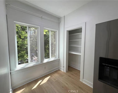 1557 W 36th Place - Photo Thumbnail 5